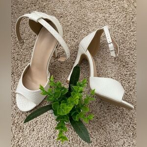 White Heels Size 6.5 🍒
